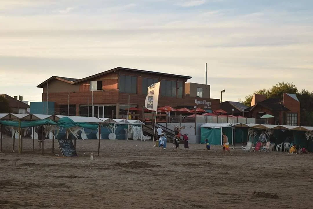 Vista del balneario y sus carpas al atardecer