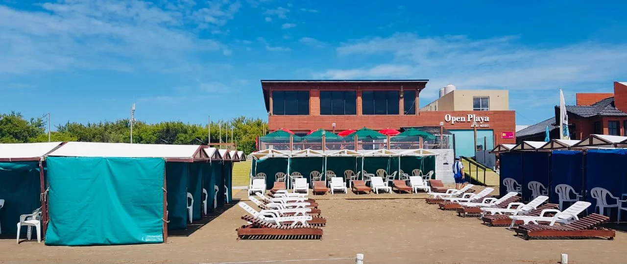 Carpas y restaurante de Open Playa frente a la arena en Aguas Verdes