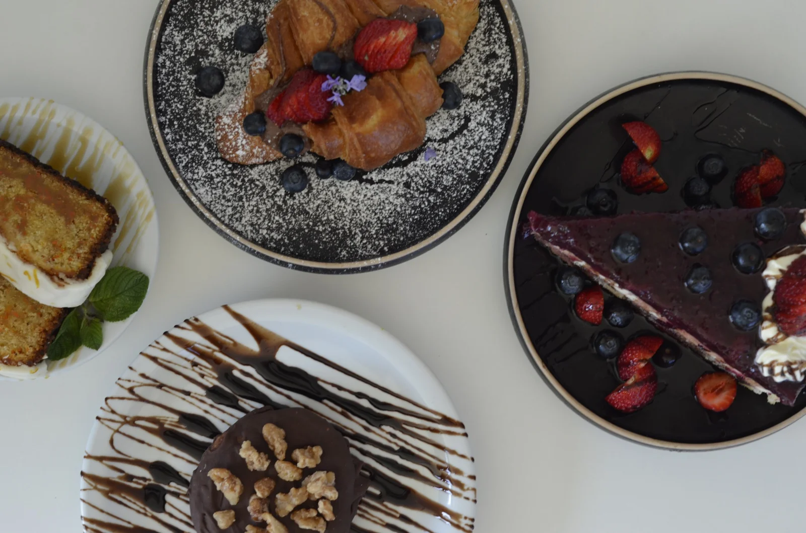 Variedad de postres del restaurante Open Playa
